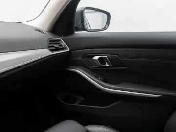 BMW 330i xD Komfort HiFi Leder M Sport 19Zoll