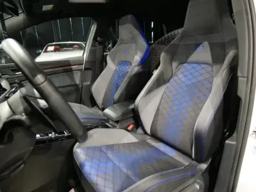 Volkswagen Golf VIII Lim. R 4Motion Pano
