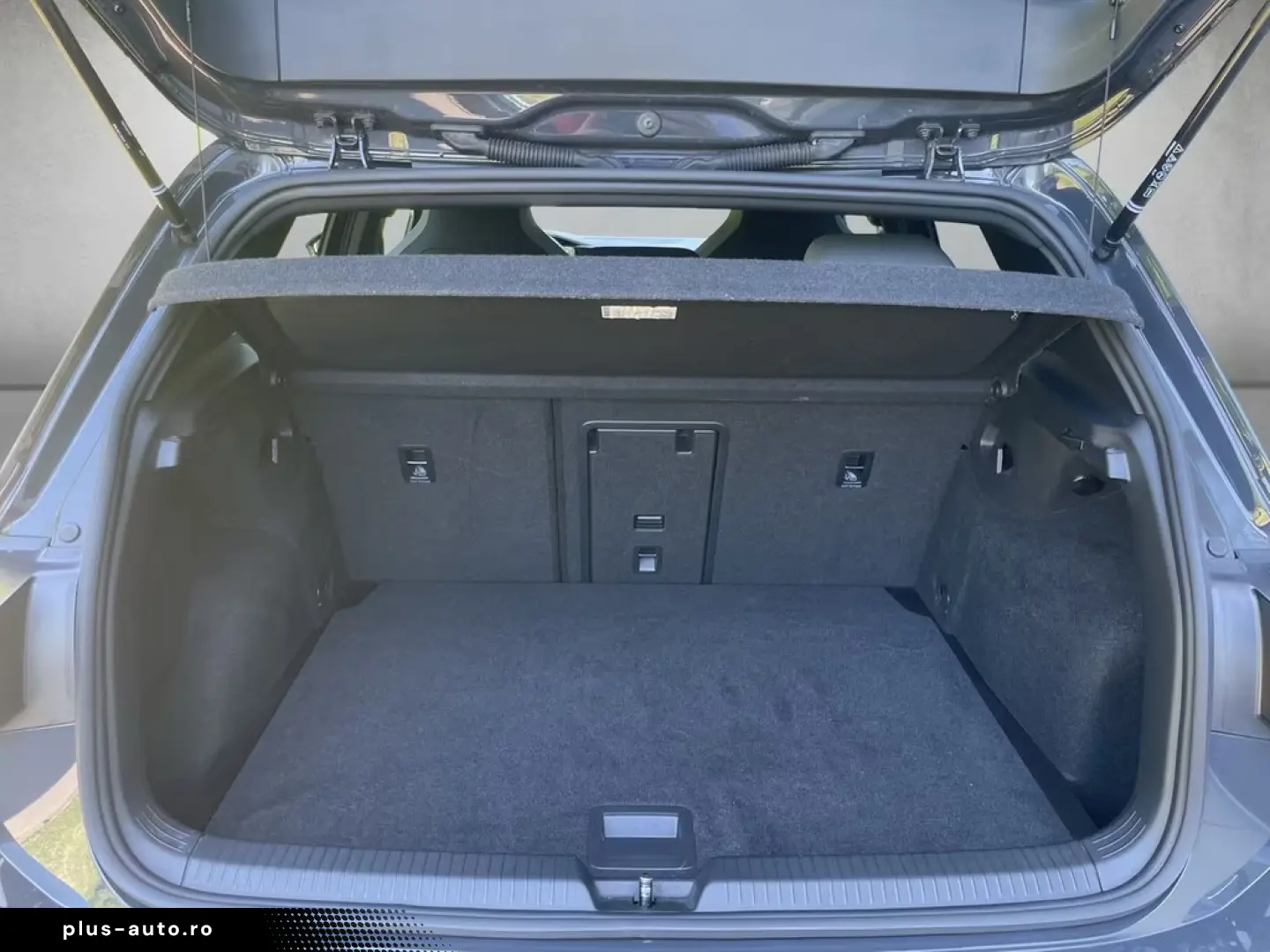 Volkswagen Golf VIII Lim. 1.5 eTSI DSG R-Line