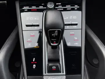 PORSCHE Cayenne Coupé GTS Burm3D 18Wege HA Chrono Approv