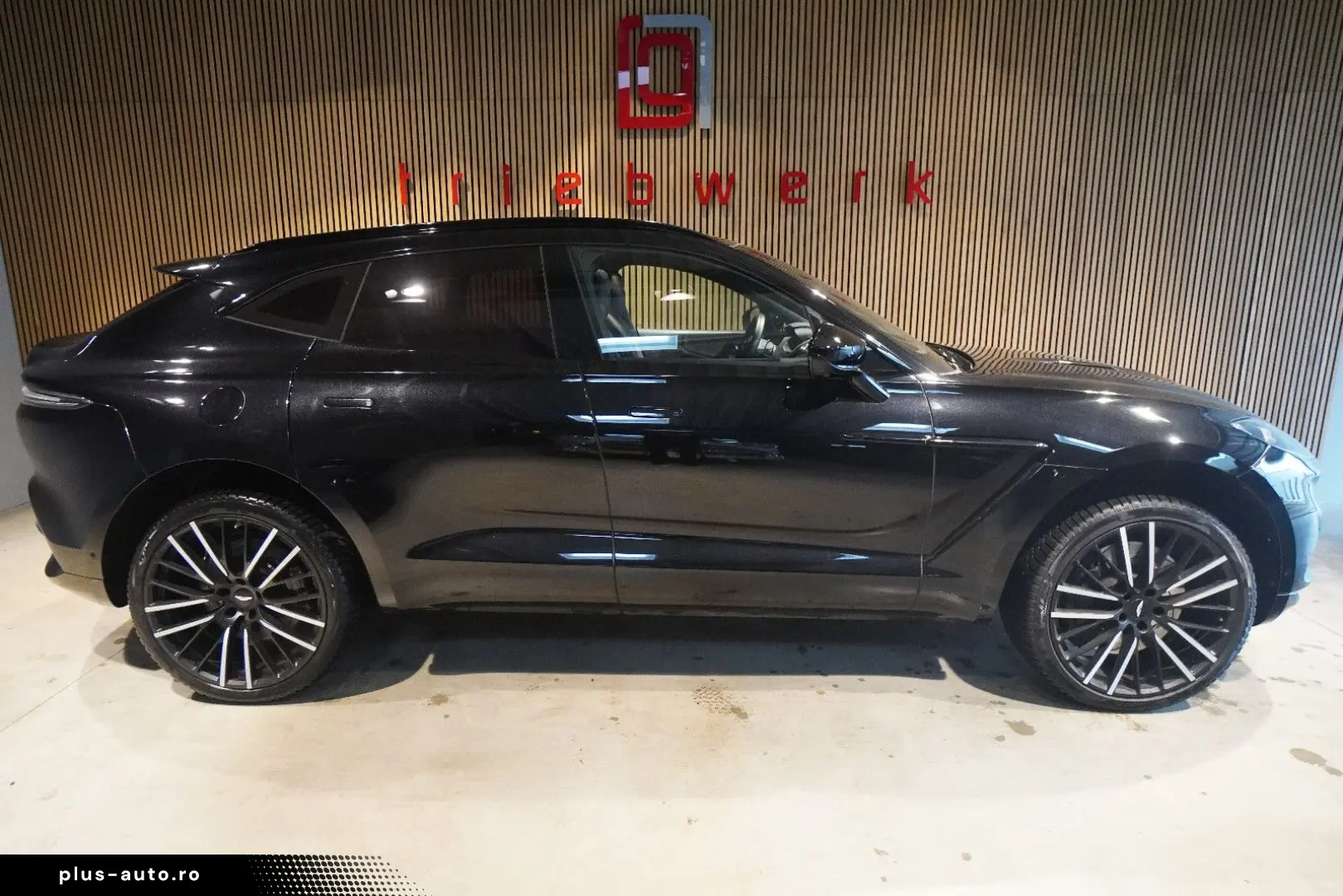 ASTON MARTIN DBX 4.0 V8-BRD-U-frei-Schwarz Braun-23 Zoll