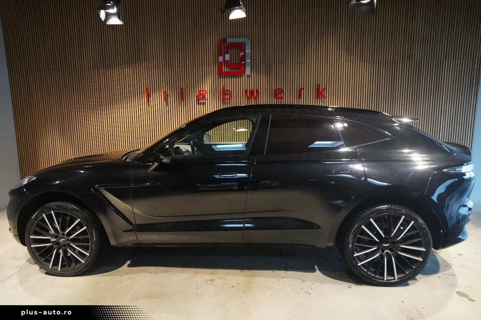 ASTON MARTIN DBX 4.0 V8-BRD-U-frei-Schwarz Braun-23 Zoll
