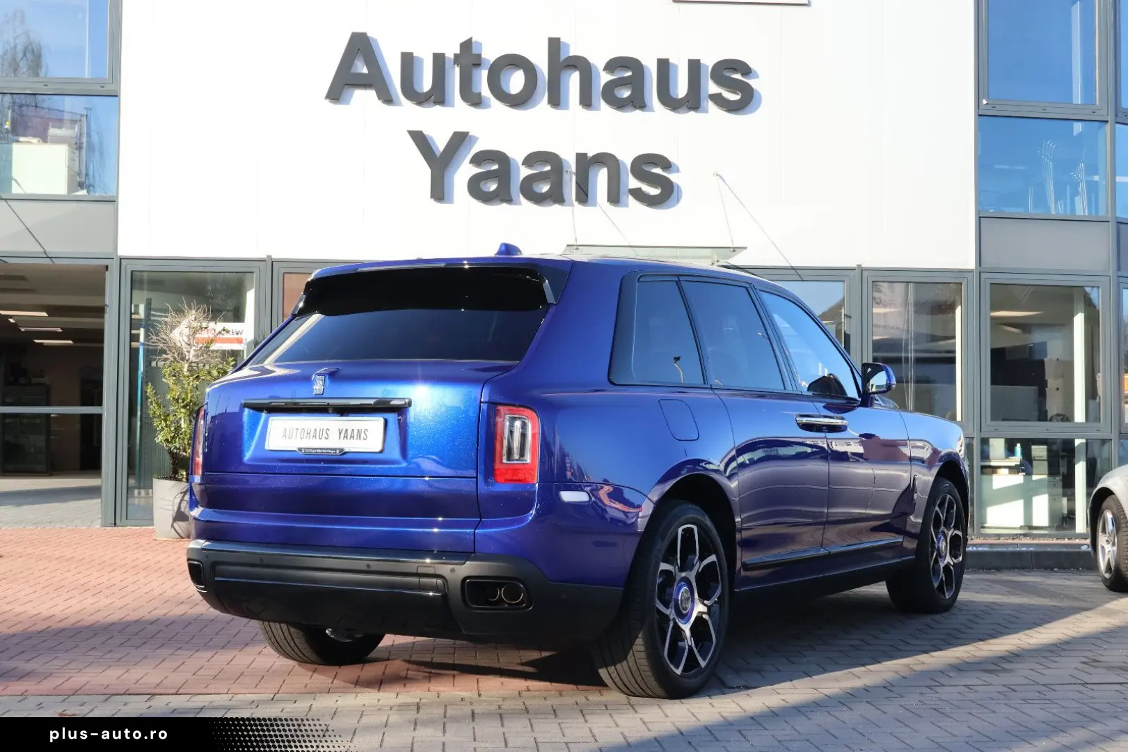 ROLLS ROYCE Cullinan 6.8 V12 Black Badge TV SKY MANDARIN 22