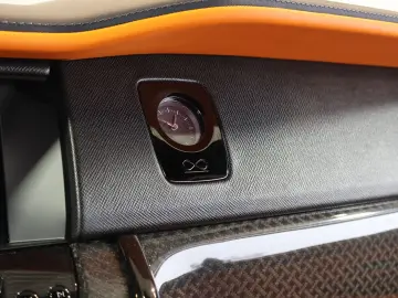 ROLLS ROYCE Cullinan 6.8 V12 Black Badge TV SKY MANDARIN 22