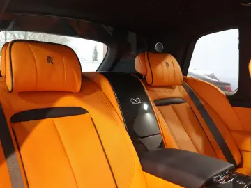 ROLLS ROYCE Cullinan 6.8 V12 Black Badge TV SKY MANDARIN 22