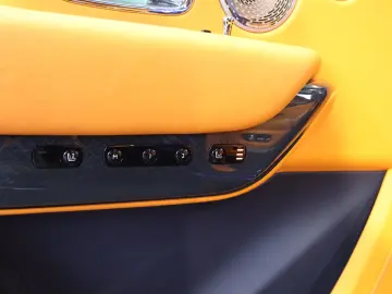 ROLLS ROYCE Cullinan 6.8 V12 Black Badge TV SKY MANDARIN 22