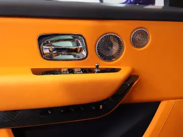 ROLLS ROYCE Cullinan 6.8 V12 Black Badge TV SKY MANDARIN 22