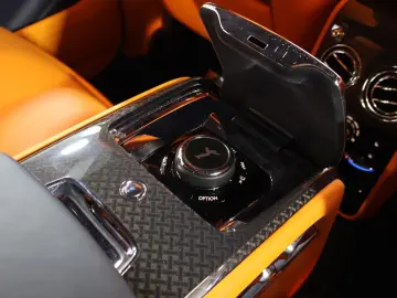 ROLLS ROYCE Cullinan 6.8 V12 Black Badge TV SKY MANDARIN 22