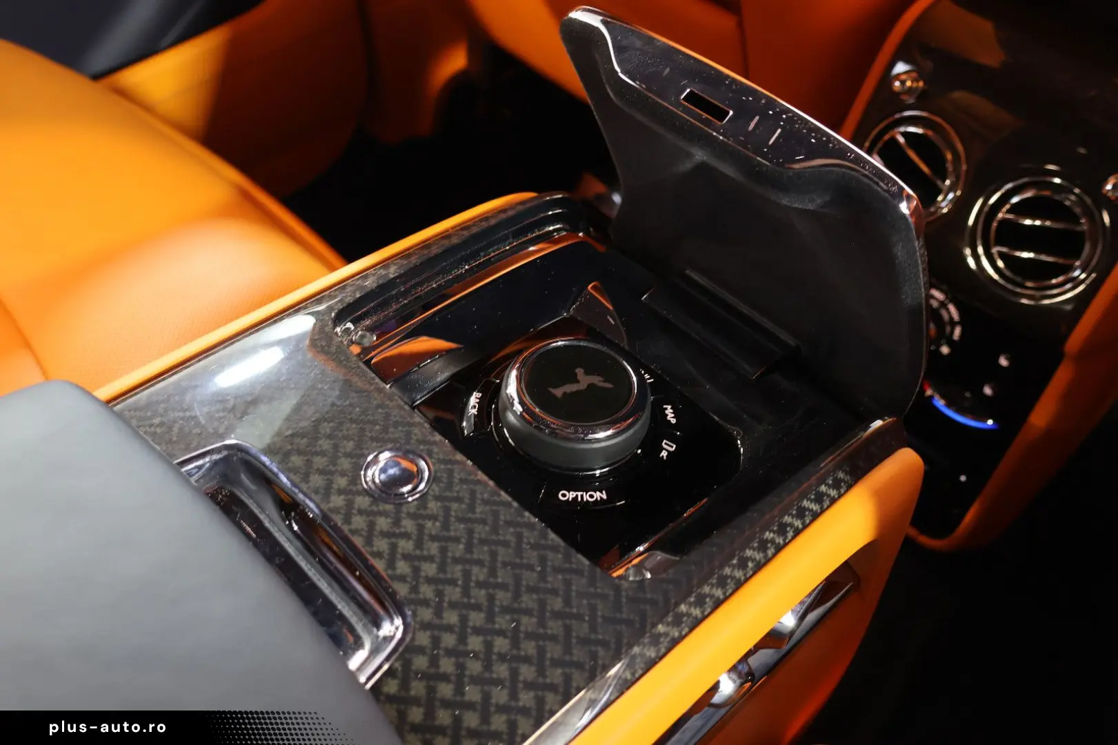 ROLLS ROYCE Cullinan 6.8 V12 Black Badge TV SKY MANDARIN 22