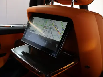ROLLS ROYCE Cullinan 6.8 V12 Black Badge TV SKY MANDARIN 22