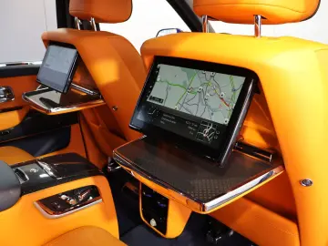 ROLLS ROYCE Cullinan 6.8 V12 Black Badge TV SKY MANDARIN 22