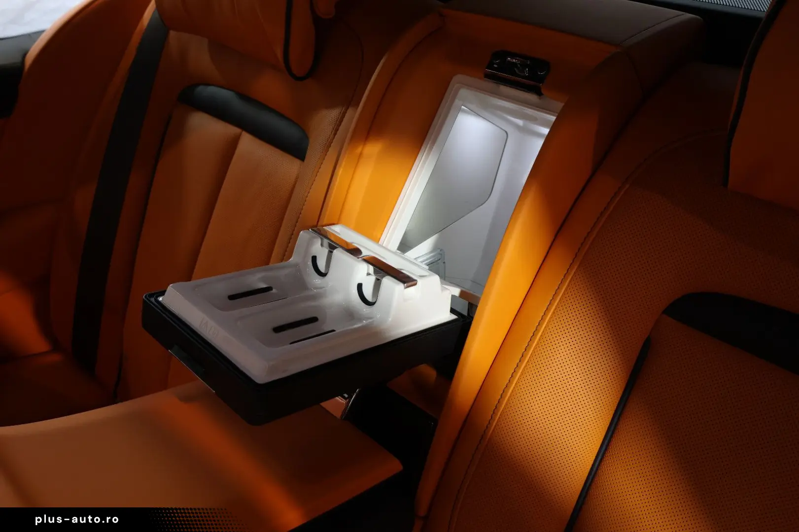 ROLLS ROYCE Cullinan 6.8 V12 Black Badge TV SKY MANDARIN 22