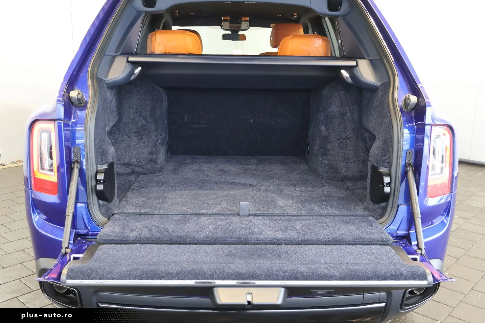ROLLS ROYCE Cullinan 6.8 V12 Black Badge TV SKY MANDARIN 22