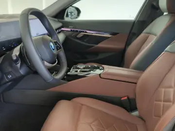 BMW 550e xDrive Limousine