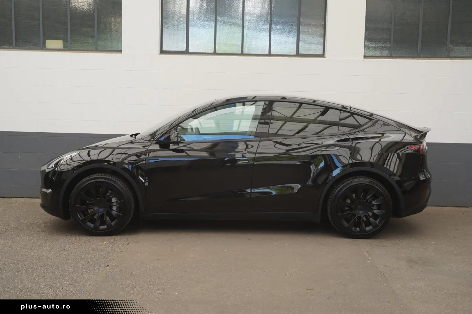 TESLA Model Y Standard Range RWD  20-Zoll