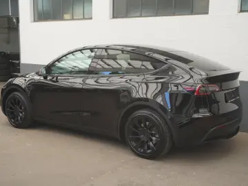TESLA Model Y Standard Range RWD  20-Zoll