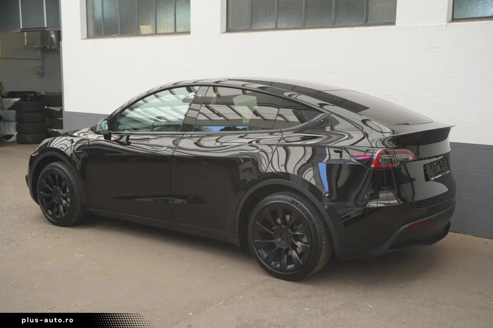 TESLA Model Y Standard Range RWD  20-Zoll