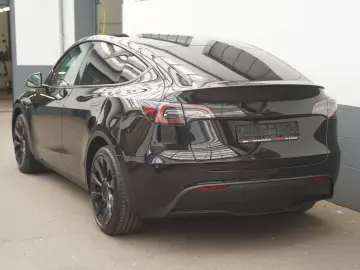 TESLA Model Y Standard Range RWD  20-Zoll