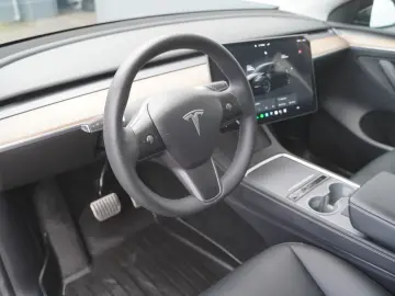 TESLA Model Y Standard Range RWD  20-Zoll