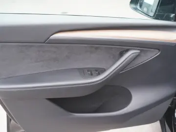 TESLA Model Y Standard Range RWD  20-Zoll