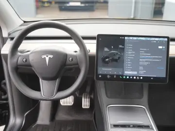 TESLA Model Y Standard Range RWD  20-Zoll
