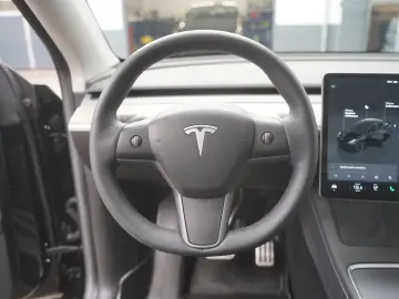 TESLA Model Y Standard Range RWD  20-Zoll