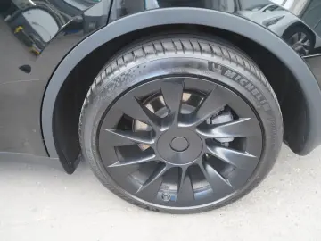 TESLA Model Y Standard Range RWD  20-Zoll