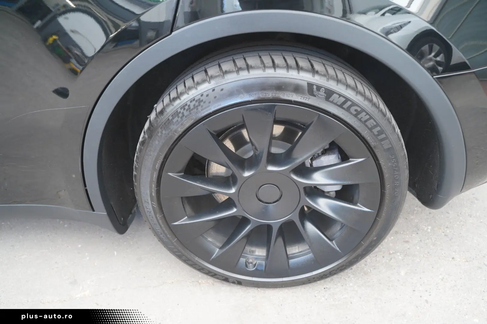 TESLA Model Y Standard Range RWD  20-Zoll