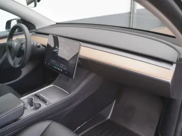 TESLA Model Y Standard Range RWD  20-Zoll