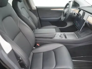 TESLA Model Y Standard Range RWD  20-Zoll