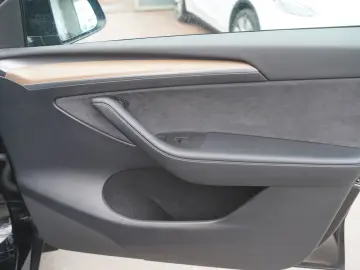 TESLA Model Y Standard Range RWD  20-Zoll