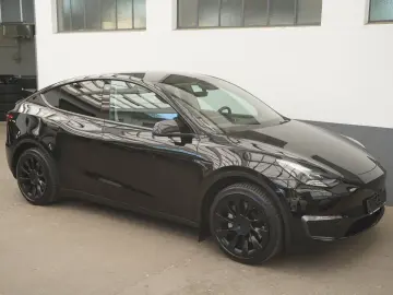 TESLA Model Y Standard Range RWD  20-Zoll