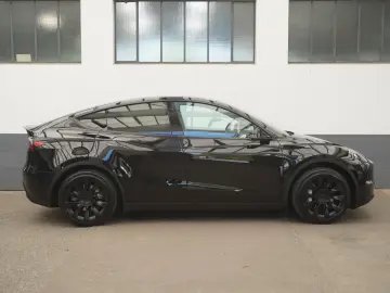 TESLA Model Y Standard Range RWD  20-Zoll