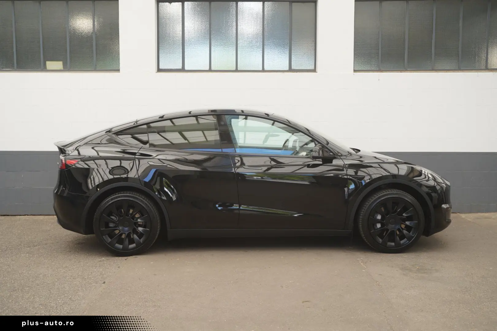 TESLA Model Y Standard Range RWD  20-Zoll