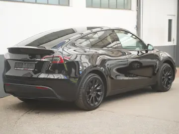 TESLA Model Y Standard Range RWD  20-Zoll