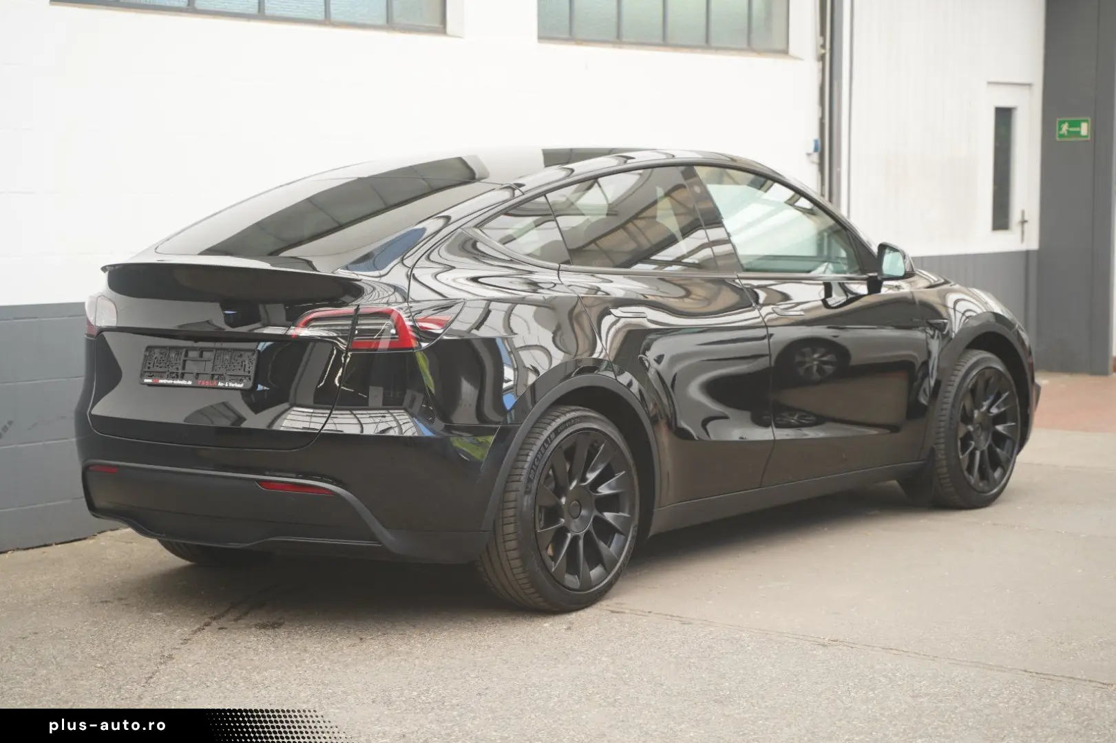 TESLA Model Y Standard Range RWD  20-Zoll