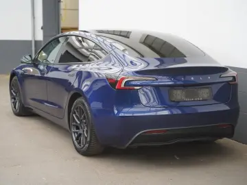 TESLA Model 3 Standard Range    Highland AHK