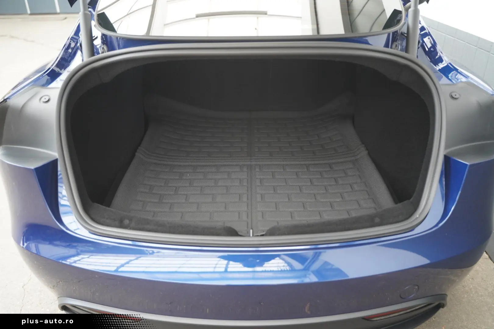 TESLA Model 3 Standard Range    Highland AHK