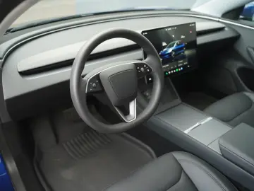 TESLA Model 3 Standard Range    Highland AHK