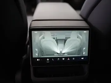 TESLA Model 3 Standard Range    Highland AHK