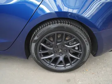 TESLA Model 3 Standard Range    Highland AHK