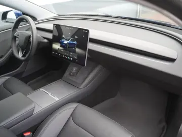 TESLA Model 3 Standard Range    Highland AHK