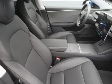 TESLA Model 3 Standard Range    Highland AHK