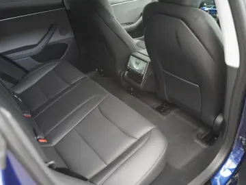 TESLA Model 3 Standard Range    Highland AHK