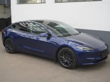 TESLA Model 3 Standard Range    Highland AHK