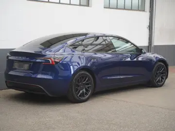TESLA Model 3 Standard Range    Highland AHK