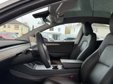 TESLA Model Y Premium Lang Range Allrad 581km 93%  AHK