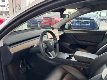 TESLA Model Y Premium Long Range Dual AWD 1.H SoH 92%