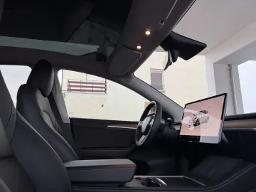 TESLA Model Y Premium Long Range Dual AWD 1.H SoH 92%
