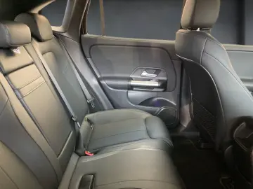 MERCEDES-BENZ EQA 250 MBUX Progressive Ambiente CarP…